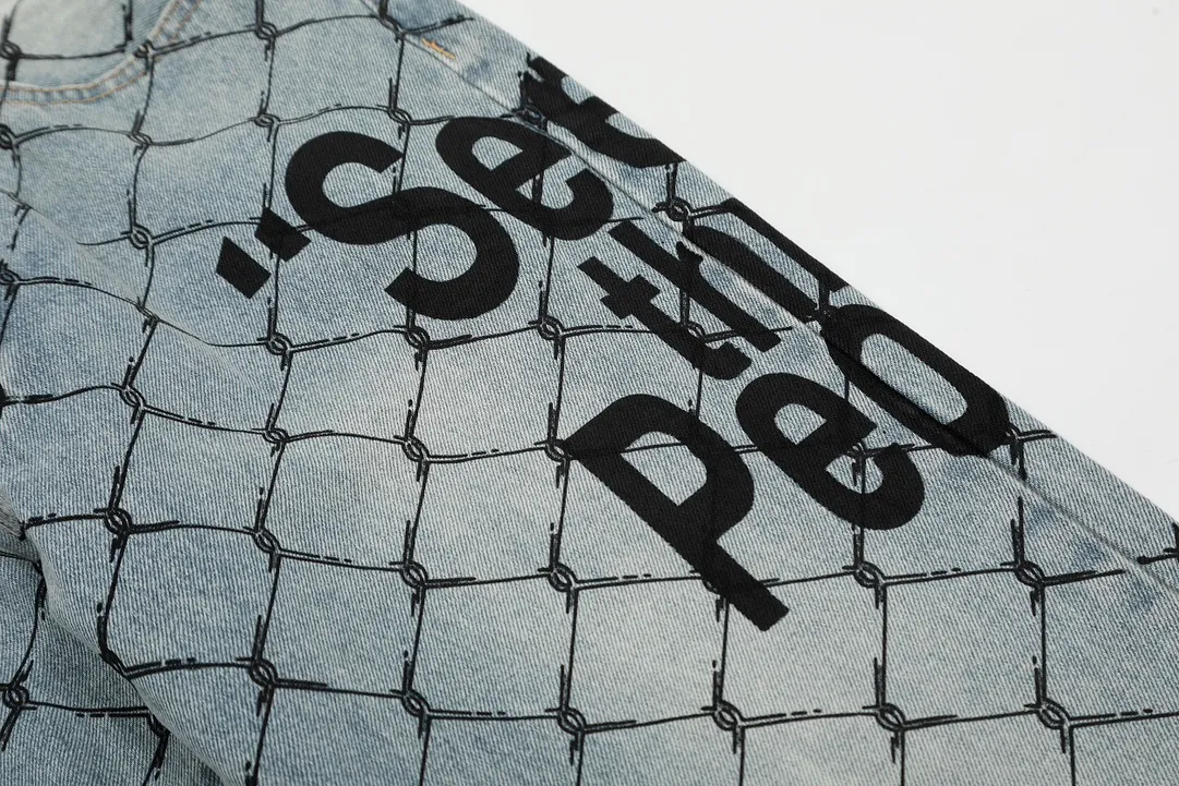 #8114 P240💰 GALLERY DEPT. Barbed wire letter printed denim washed and distressed spliced jeans - Original purchase and pattern making to truly restore the ultimate vintage texture - Original hardware accessories, washed and other elevators, QR code analysis are all purchased from the original factory, high degree of restoration, you are welcome to compare with a certain product~ - Three-dimensional version Loose and comfortable, not picky about the figure, taller and slimmer, factory Seiko, original factory quality control, same style for men and women, can be matched with couples, versatile recommendation Essential jeans for all seasons Color: Blue Size: S-XXL (28-36)